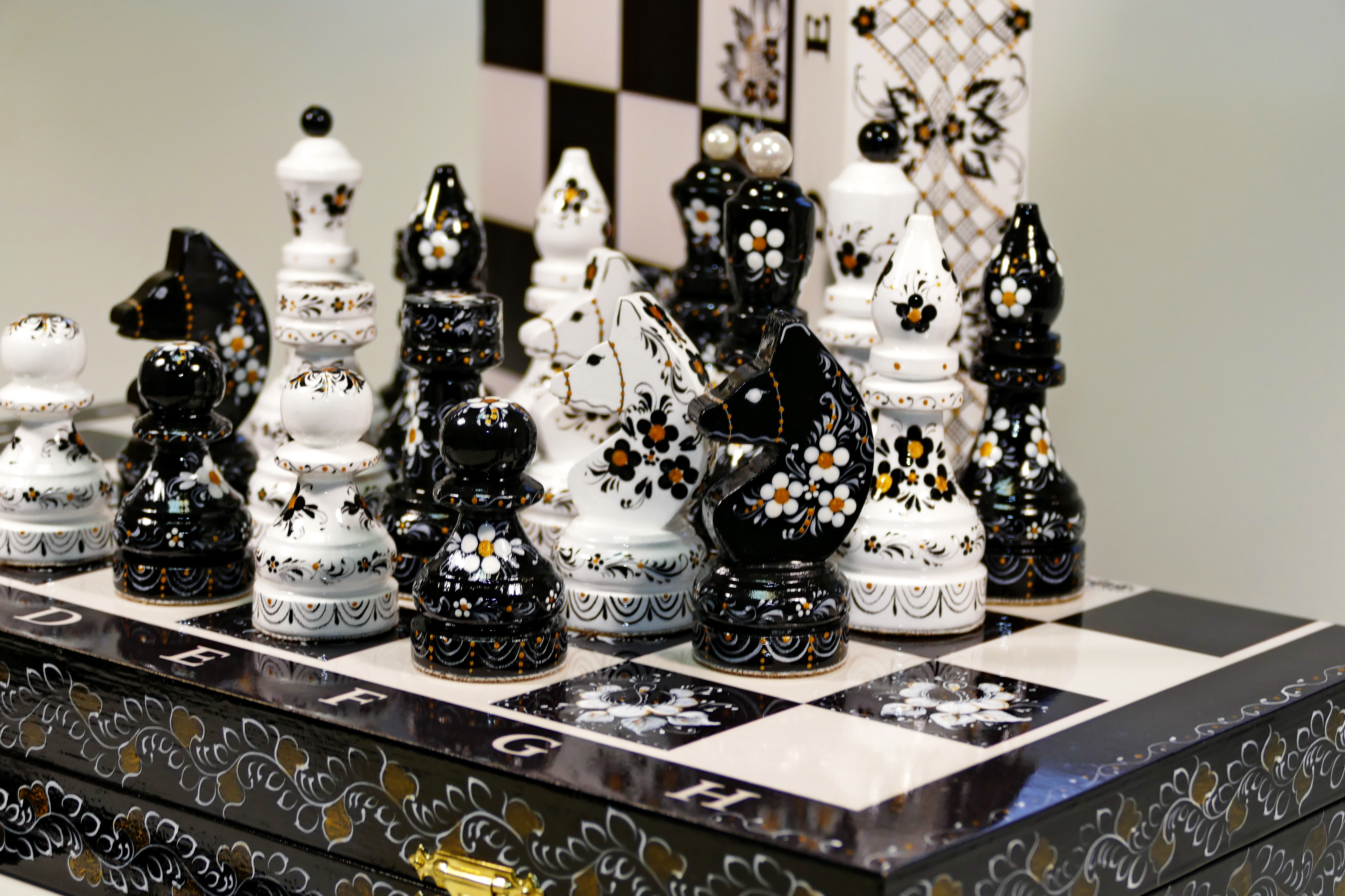 Шахматы ручной работы "Черные и белые" (средние)
